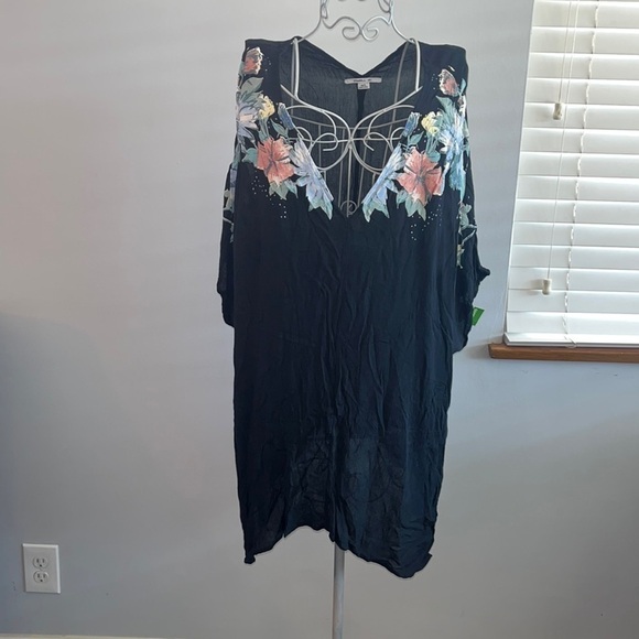 Get 2 the beach & back effortlessly in O'Neill's beautiful 🌺 printed caftan - Picture 1 of 8